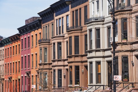 Row of brownstone townhouses. Photo : fotog
