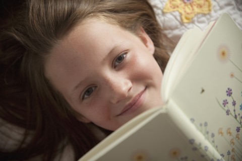 Young girl reading her diary. Photo : Mike Kemp