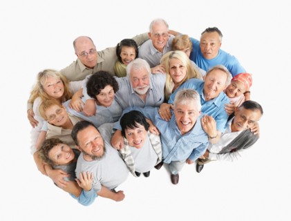 A group of people standing with their arms around each other. Photo : momentimages