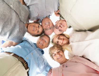 A group of people huddled together. Photo : momentimages