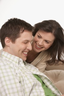 Couple laughing together. Photo : K.Hatt