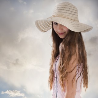 Beautiful long haired woman wearing a straw hat. Photo : Mike Kemp