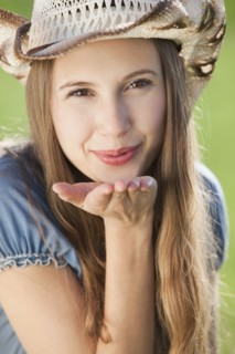 Beautiful cowgirl blowing a kiss. Photo : Mike Kemp