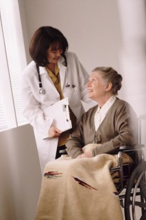 Doctor talking to senior woman in wheelchair. Photo : Rob Lewine