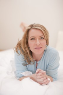 Relaxed woman lying down. Photo : Dan Bannister