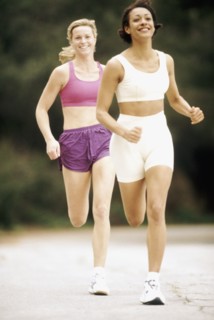 Two women jogging outdoors. Photo : Rob Lewine