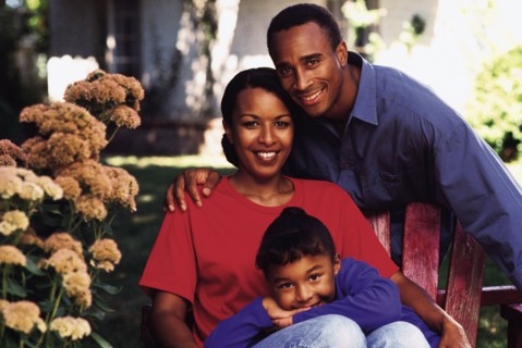 Portrait of parents and their young daughter. Photo : Rob Lewine