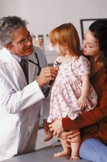 Doctor examining young child. Photo : Rob Lewine