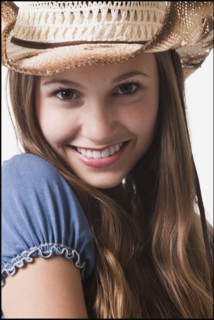 Smiling cowgirl. Photo : Mike Kemp