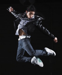 Hip hop dancer jumping in the air. Photo : Mike Kemp