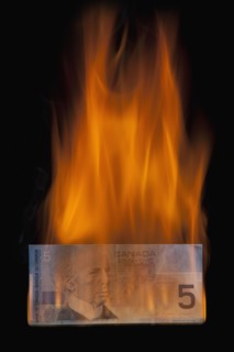 Burning 5 dollar bill. Photo : Mike Kemp
