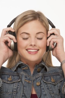 Pretty blond woman wearing headphones. Photo : K.Hatt