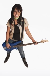 Teenage girl playing electric guitar. Photo : Stewart Cohen