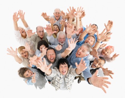 A group of people waving with their arms raised. Photo : momentimages