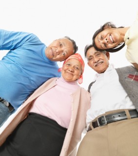 Four friends standing together. Photo : momentimages