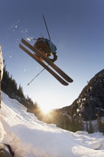 Skier mid jump in Aspen Colorado. Photo : Shawn O'Connor