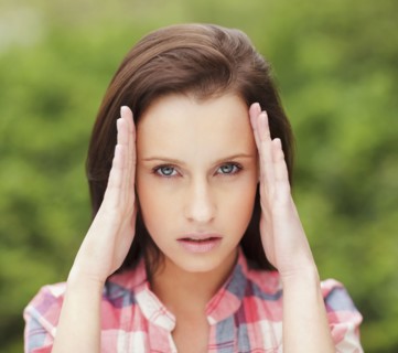 Woman with a migraine. Photo : momentimages