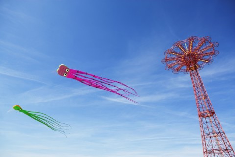 Kites and amusement park ride. Photo : fotog