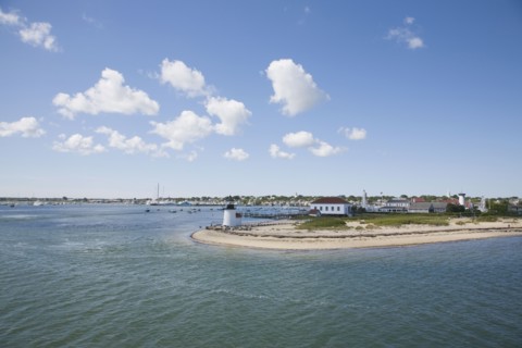 Harbor and Brant Point lighthouse in Nantucket. Photo : Chris Hackett
