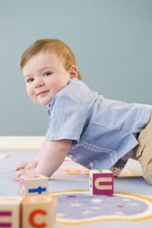 Toddler playing with blocks. Photo : Jamie Grill