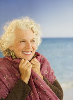 Woman wearing a shawl at the beach. Photo : Daniel Grill