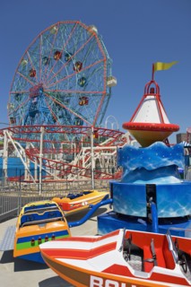 Amusement park rides. Photo : fotog