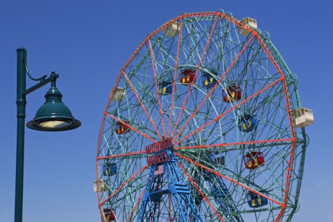 Ferris wheel and lamppost. Photo : fotog