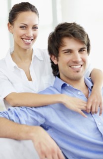 Couple relaxing together. Photo : momentimages