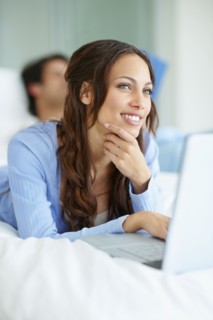 Woman browsing the internet. Photo : momentimages