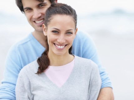 Couple embracing. Photo : momentimages