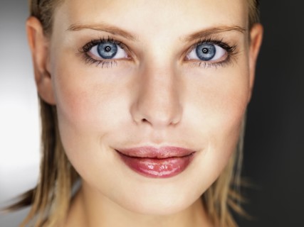 Sensual blond woman. Photo : momentimages