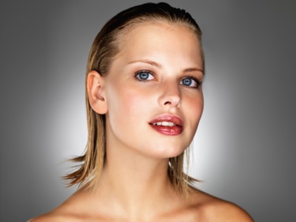 Sensual blond woman. Photo : momentimages