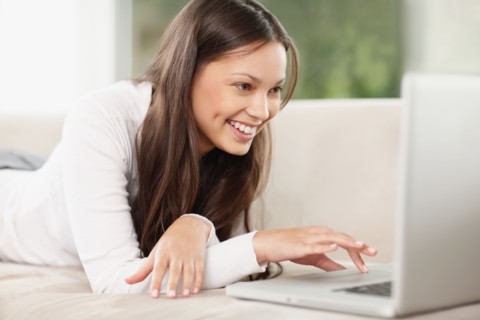 Woman browsing the internet. Photo : momentimages