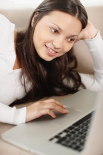Woman browsing the internet. Photo : momentimages