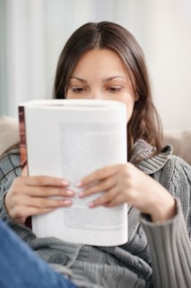 Brunette woman relaxing and reading. Photo : momentimages