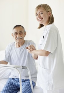 Nurse assisting patient with a walker. Photo : momentimages