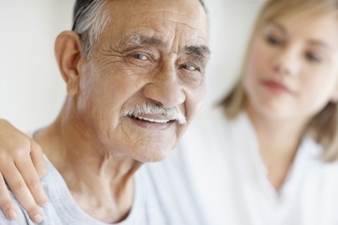 Nurse caring for senior patient. Photo : momentimages