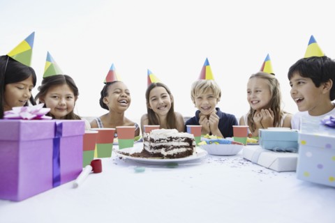 Group of children at a birthday party. Photo : momentimages