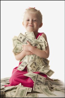 Young girl holding a pile of money. Photo : Mike Kemp