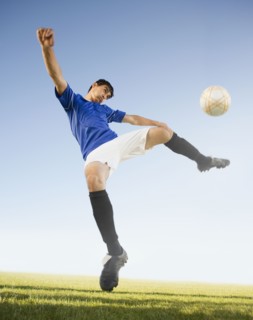 Soccer player kicking ball. Photo : Mike Kemp