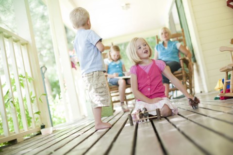 Children playing on porch. Photo : Tim Pannell
