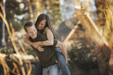 Man giving girlfriend a piggyback ride. Photo : FBP