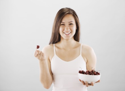 Woman holding a bowl of cherries. Photo : FBP