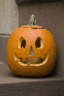 Jack-o-lantern on step. Photo : Antonio M. Rosario