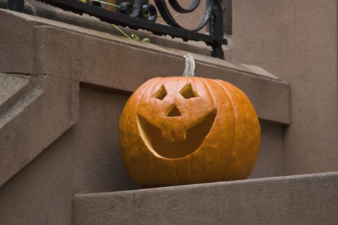 Jack-o-lantern on step. Photo : Antonio M. Rosario