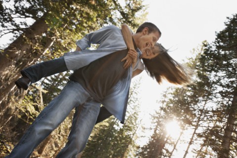 Man giving girlfriend a piggyback ride. Photo : FBP