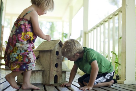 Brother and sister looking at birdhouse. Photo : Tim Pannell