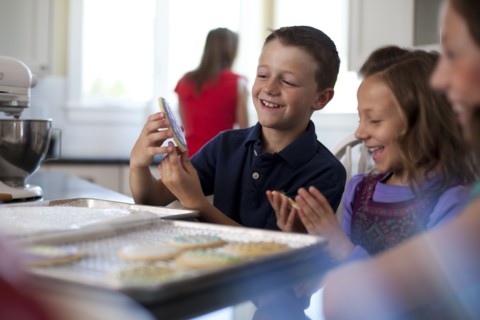 Children baking cookies. Photo : Tim Pannell
