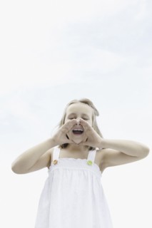 Cute girl shouting. Photo : momentimages