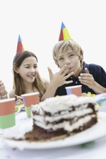 Children eating birthday cake. Photo : momentimages
